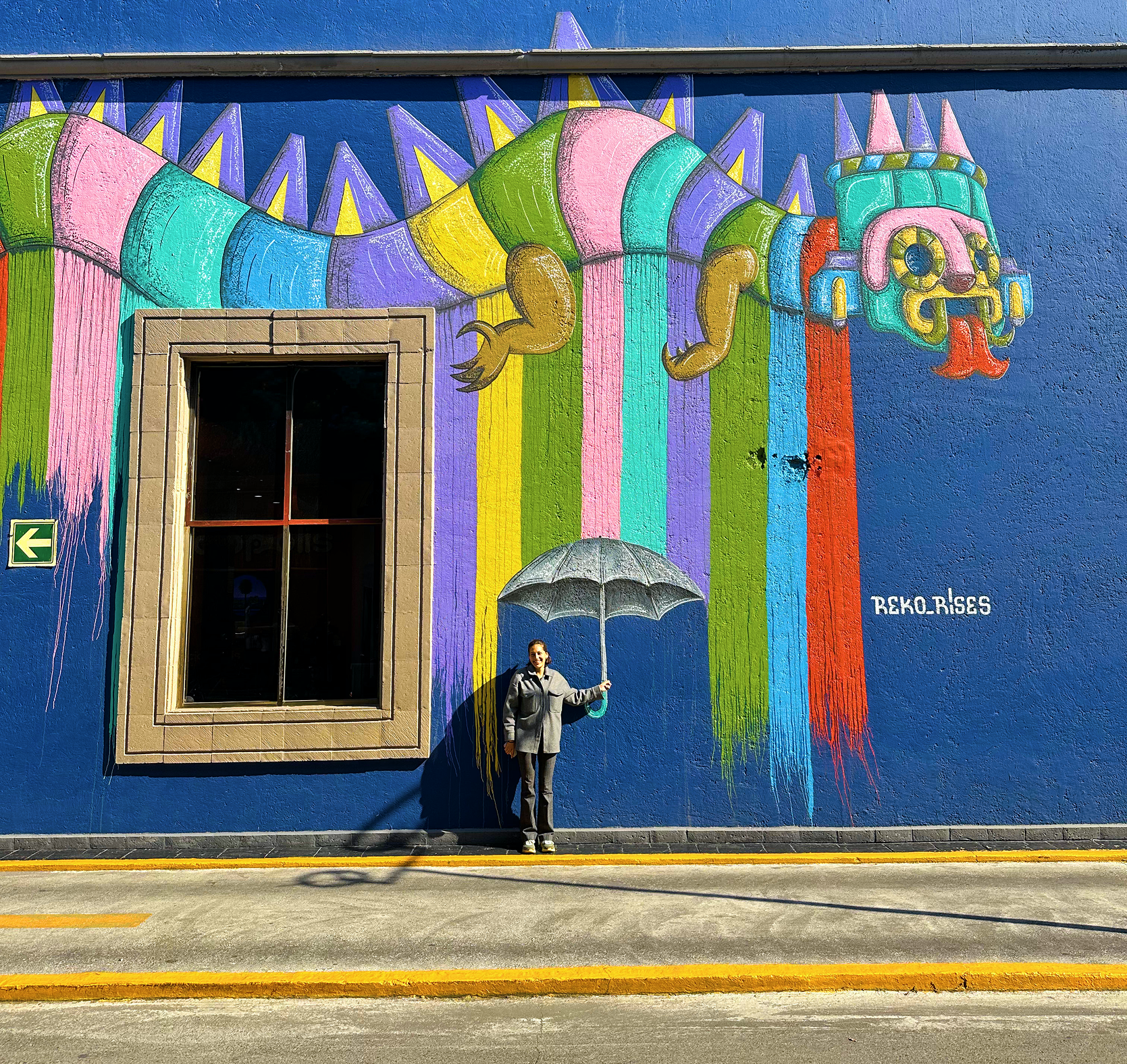 Mural interactivo con paraguas pintado para fotos