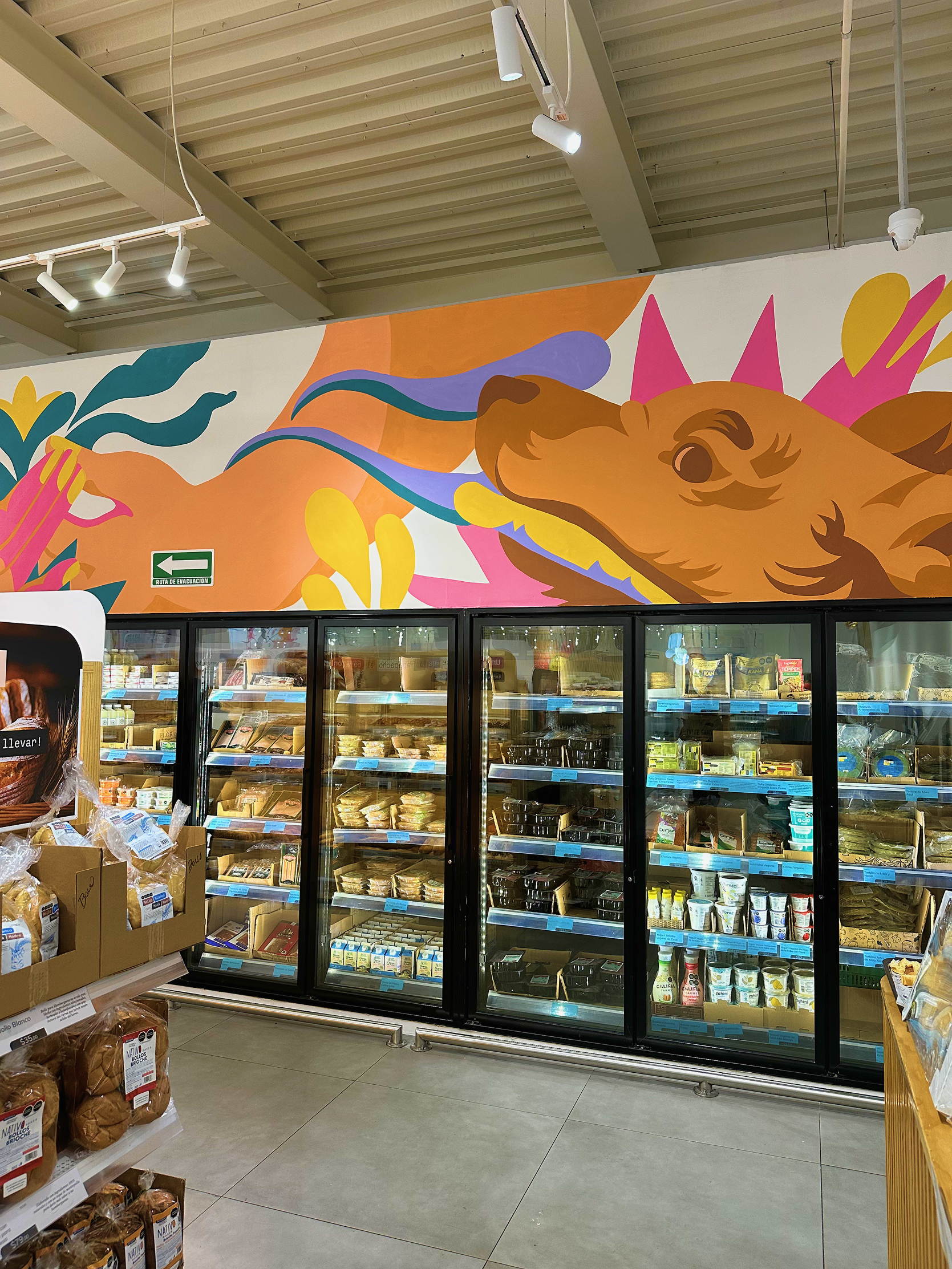 Mural horizontal sobre refrigeradores en YEMA