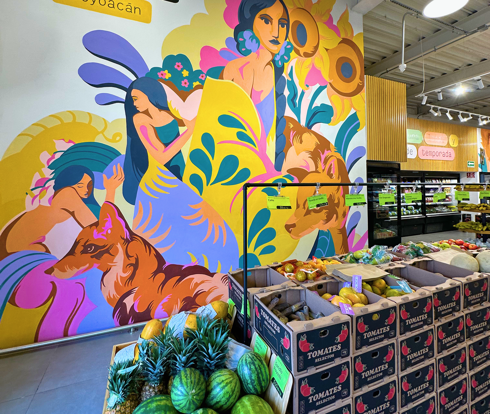 Entrada de YEMA con mural de mujer y frutas