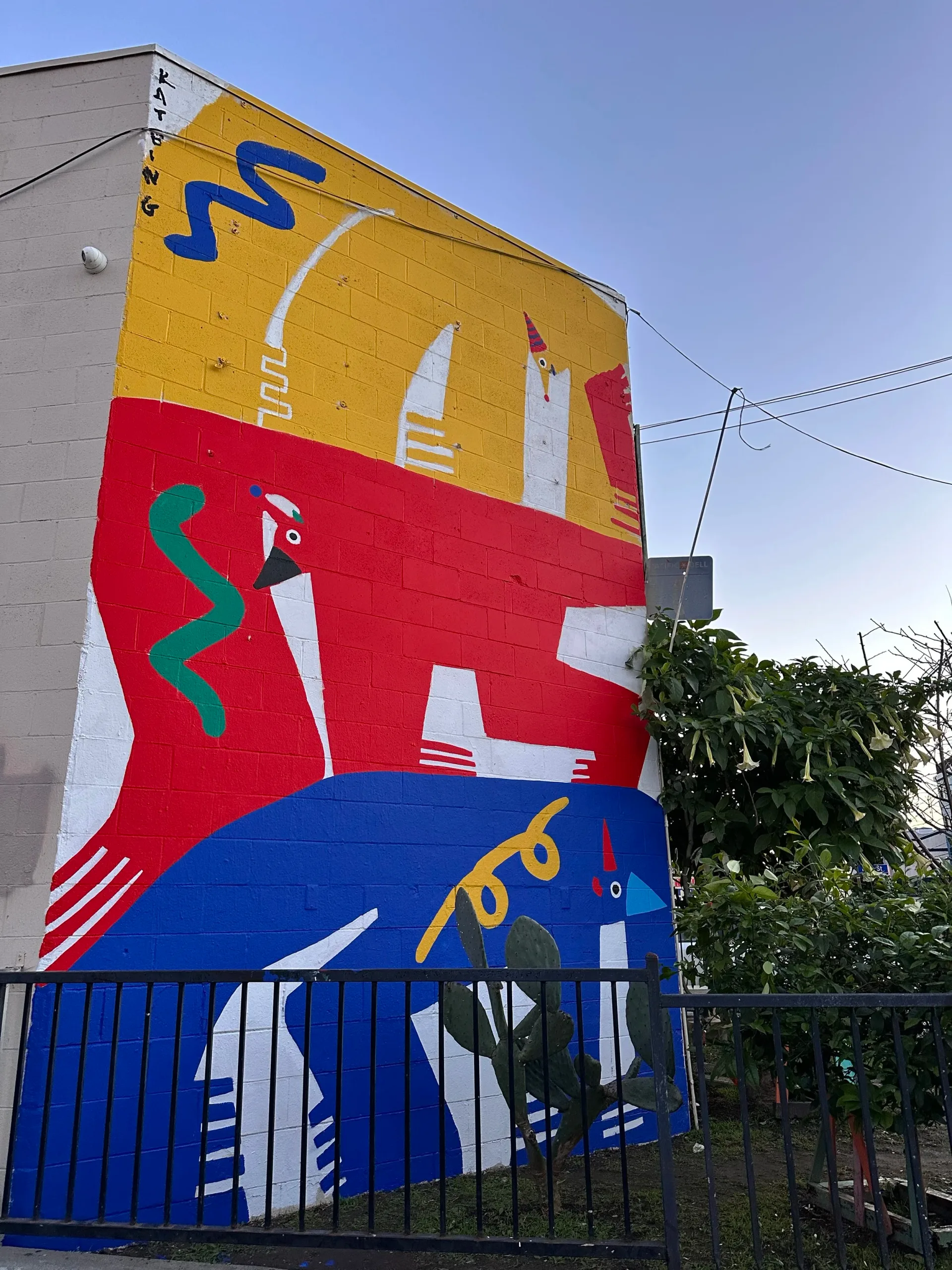 los angeles 2026. Mural colorido com pássaros estilizados e formas geométricas que transmitem energia e alegria. Uso ousado de cores primárias e contr