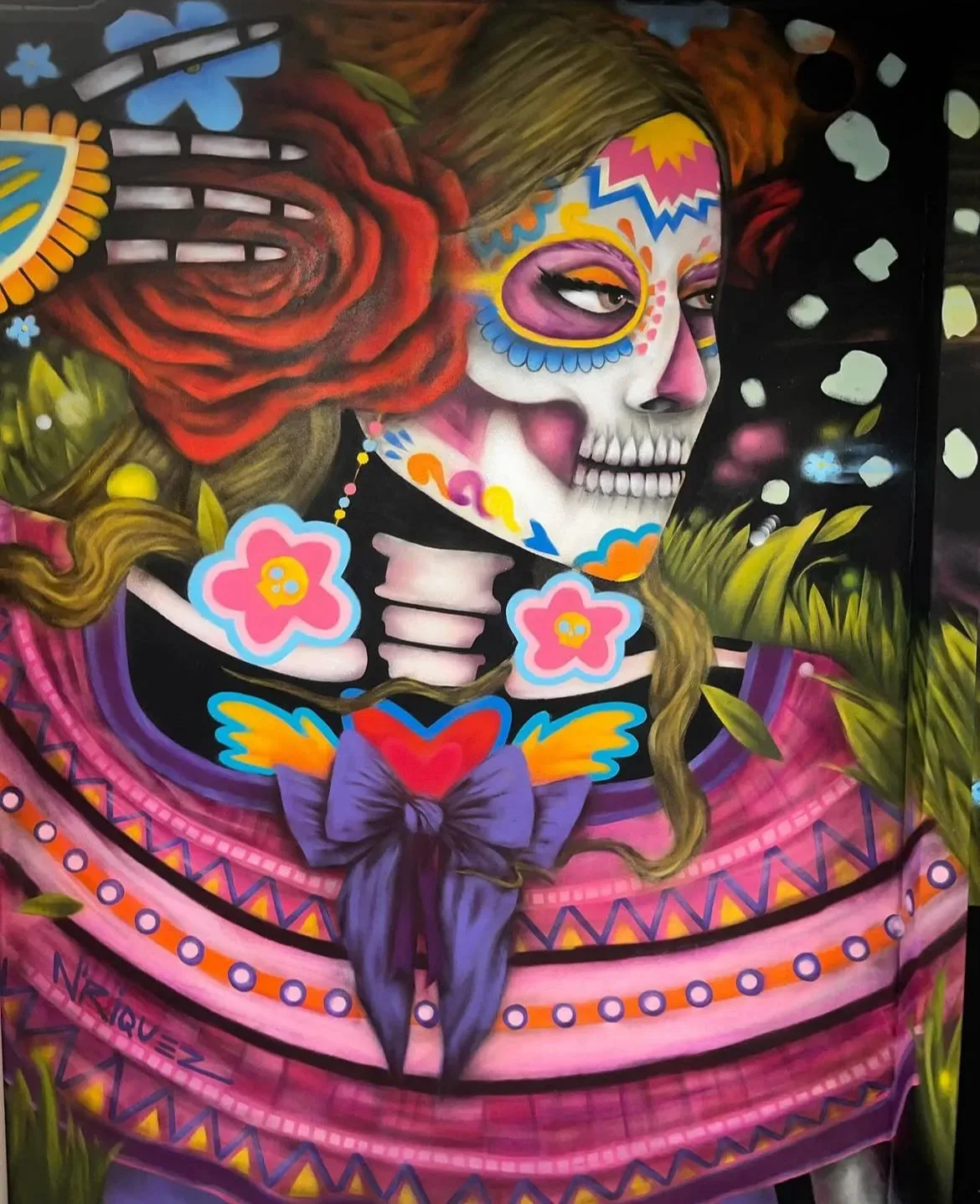 Mural vibrante en un espacio de trabajo colaborativo con diseño contemporáneo