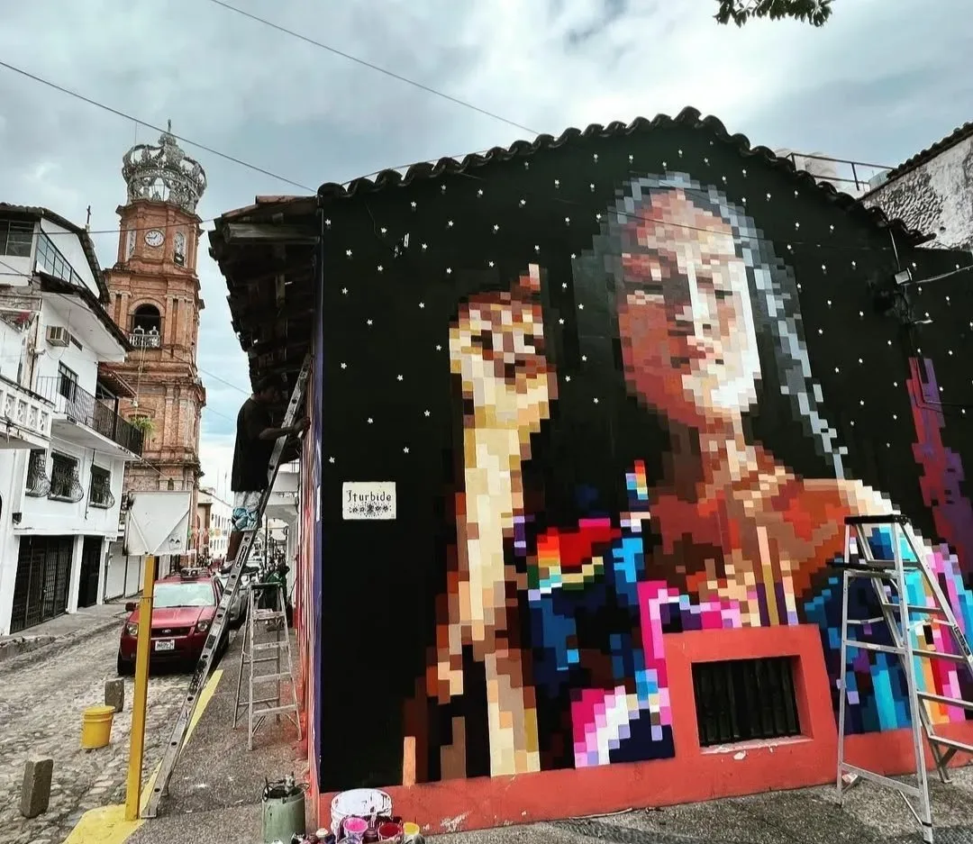 Recuerdos de Michoacan. A vibrant mural that transforms a facade with a pixelated female figure. The work combines urban art with a modern abstract st