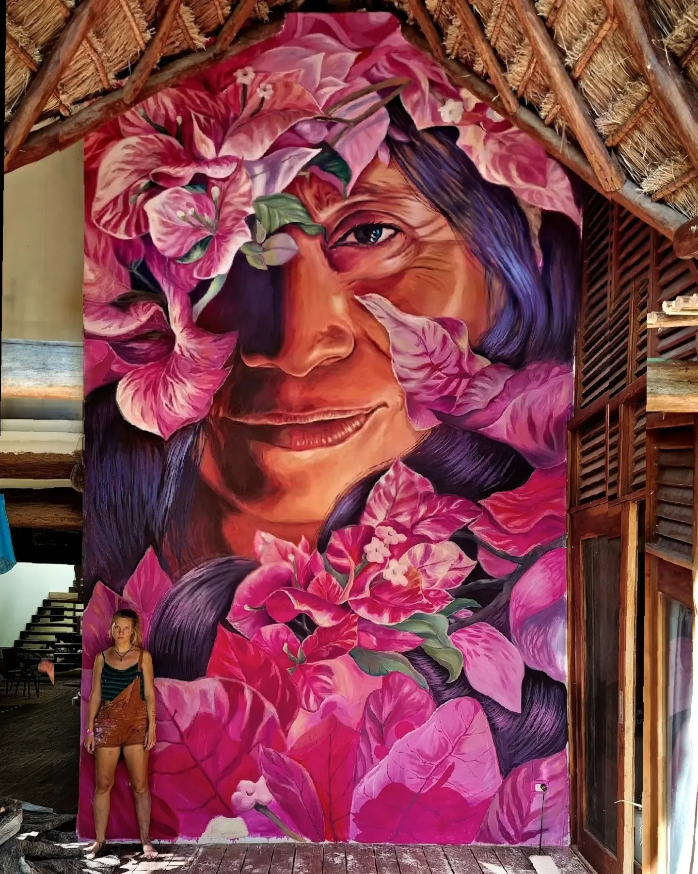 Mujer maya con bugambilias